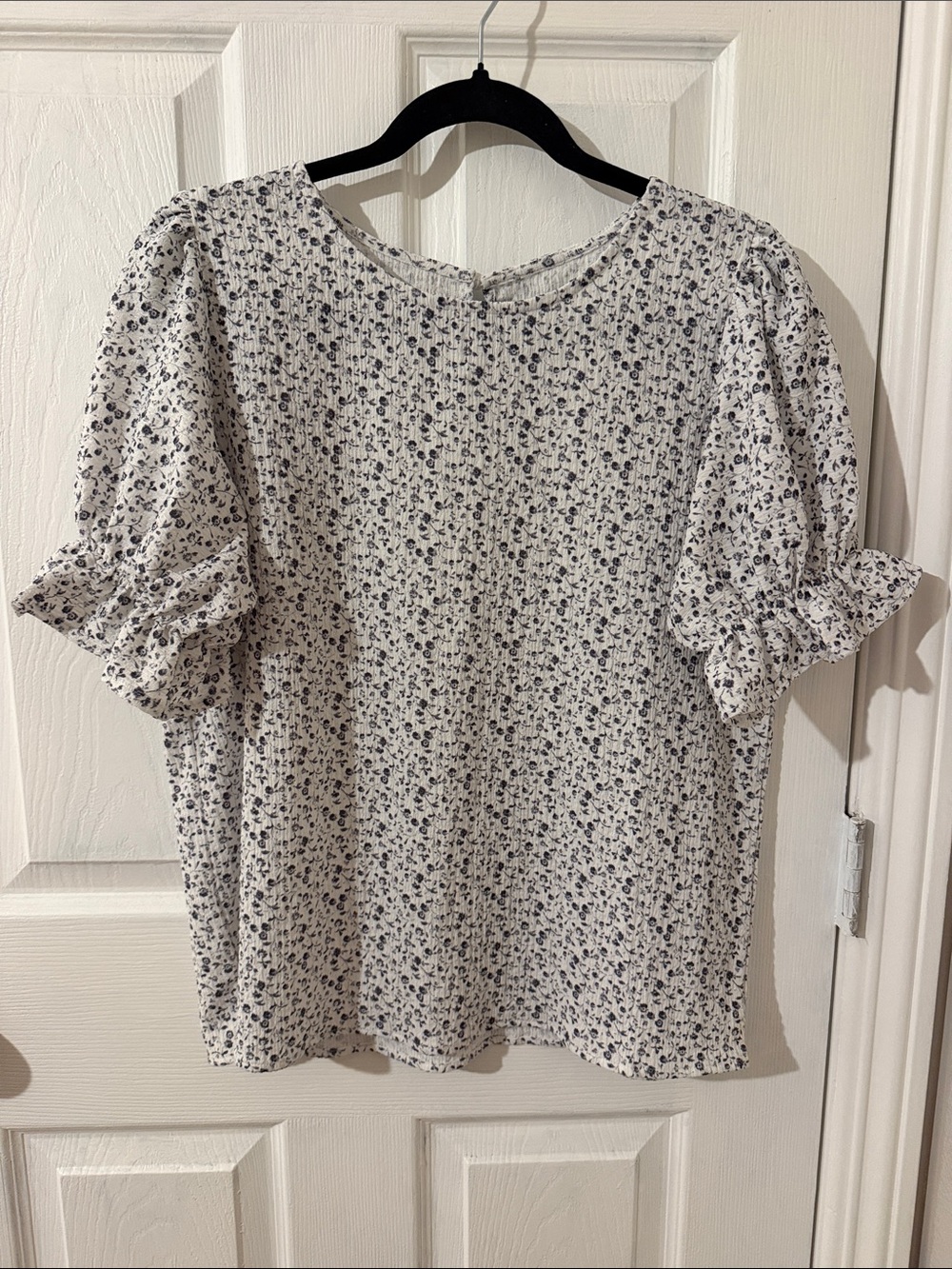 Floral Short-Sleeve Stretchy Blouse - White with Gray Print